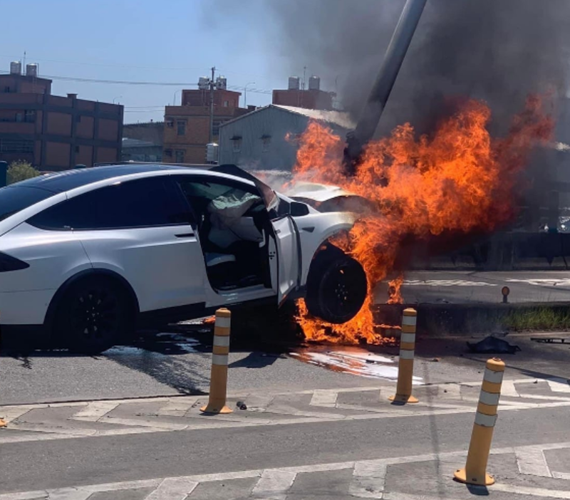 7月22日 林志穎駕駛的特斯拉，半輛車陷入火海。（翻攝記者爆料網(wǎng)） 圖片來源：臺灣“中時新聞網(wǎng)”.png