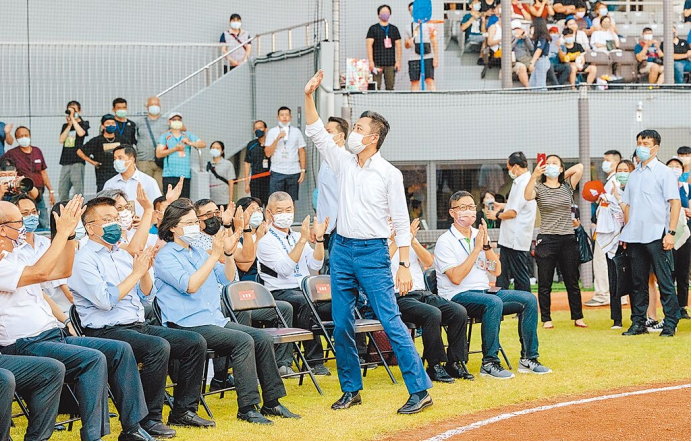 民進黨桃園市長參選人林智堅爭議事件連環(huán)爆，若林的負面新聞開始拖其他縣市選情下水，將沖擊民進黨選戰(zhàn)策略。圖為臺灣地區(qū)領(lǐng)導(dǎo)人蔡英文、林智堅22日出席開幕戰(zhàn)。(蔡英文辦公室提供)  圖片來源：臺灣“中時新聞網(wǎng)”.png