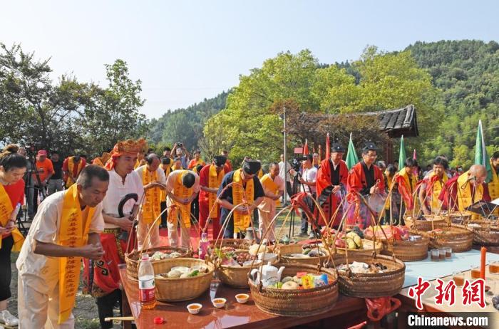由主祭人帶領(lǐng)信眾祭拜蕭圣君。