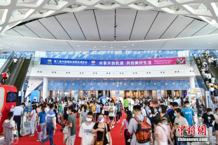 7月30日，第二屆中國(guó)國(guó)際消費(fèi)品博覽會(huì)在海南海口閉幕。據(jù)統(tǒng)計(jì)，本屆消博會(huì)總進(jìn)場(chǎng)觀眾超28萬(wàn)人次，各類采購(gòu)商和專業(yè)觀眾數(shù)量超4萬(wàn)人。 <a target='_blank' href='/'>中新社</a>記者 駱云飛 攝