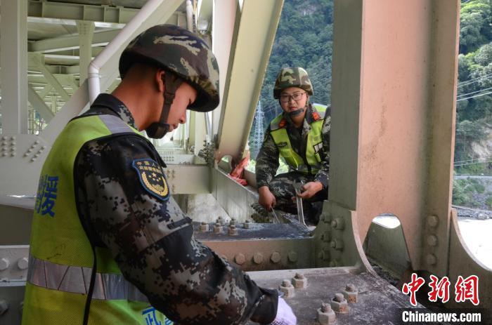圖為武警官兵檢修通麥特大橋?！∫笥苋?攝