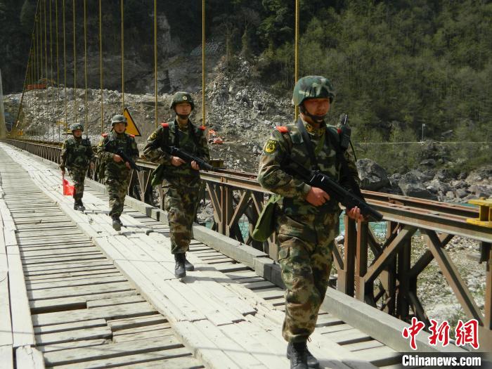 圖為武警官兵在橋上武裝巡邏?！∫笥苋?攝