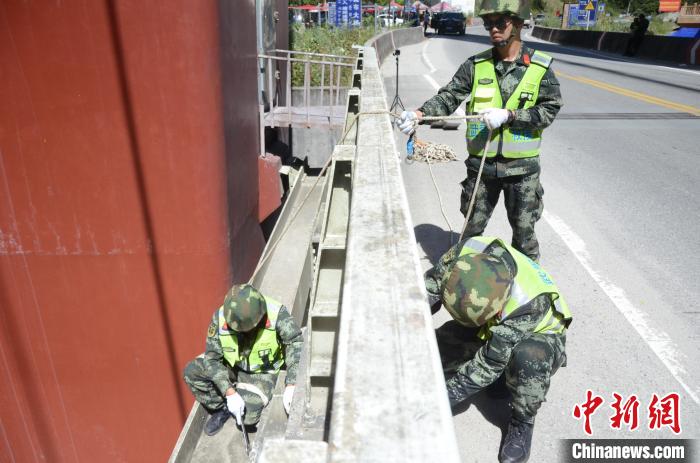圖為武警官兵對通麥特大橋進行養(yǎng)護?！∫笥苋?攝