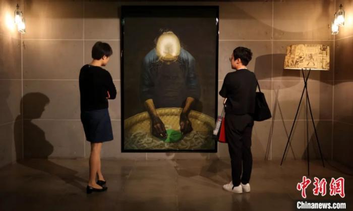 羅中立油畫(huà)作品《春蠶》。<a target='_blank' href='/'>中新社</a>記者 楊可佳 攝