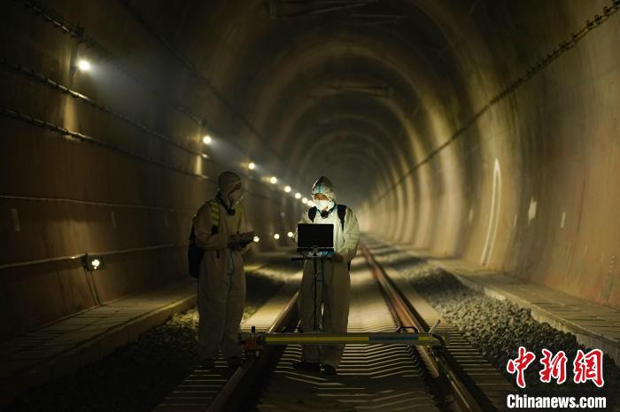 圖為中老鐵路友誼隧道中國境內的職工正在進行維護工作?！敲?攝