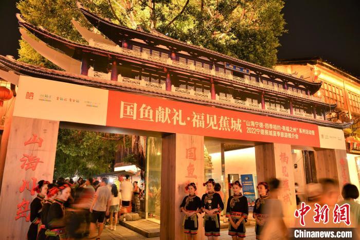 推介會吸引游客駐足觀看。　張斌 攝