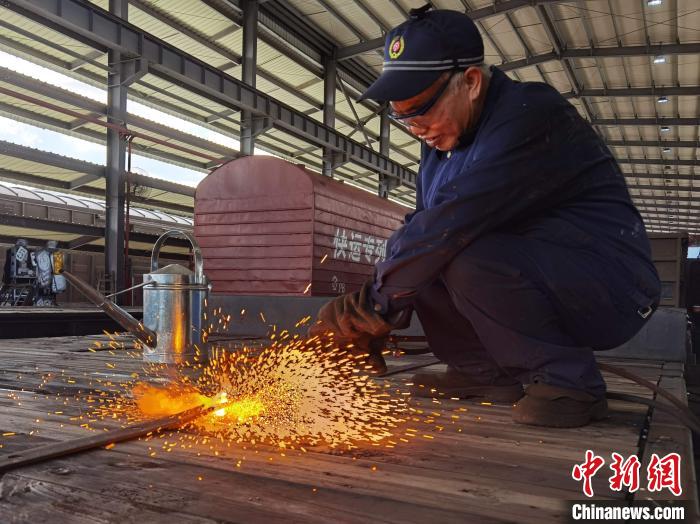 鐵路貨車檢修庫(kù)里的“火槍手”：不懼“烤”驗(yàn)！