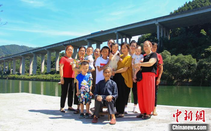 圖為唐二妹與部分家人在潯江邊合影。　楊宗盛 攝
