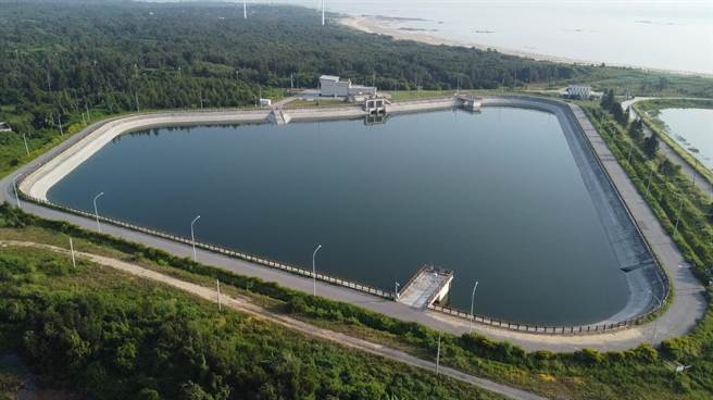 兩岸通水即將屆滿4周年，金門自大陸引水總計約2100萬噸。圖為受水池蓄滿來自大陸的原水。（圖源：臺灣“中時新聞網(wǎng)”）