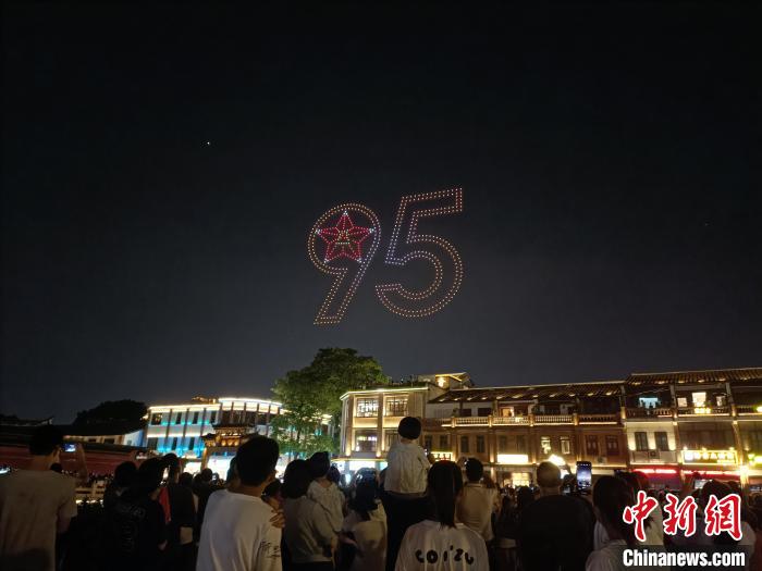 不少民眾到現(xiàn)場觀看無人機(jī)主題表演?！≌闹菔型艘圮娙耸聞?wù)局供圖