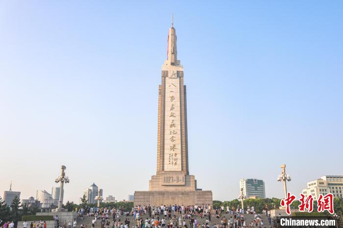 圖為不少市民在觀看完升旗儀式后在八一南昌起義紀(jì)念塔周圍參觀游覽?！⒘巍z