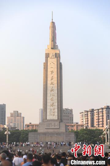 圖為不少市民在觀看完升旗儀式后在八一南昌起義紀(jì)念塔周圍參觀游覽。　劉力鑫　攝