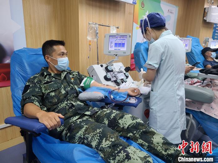退伍軍人黃勇8月1日獻(xiàn)血?！∧蠈幨蝎I(xiàn)血辦供圖