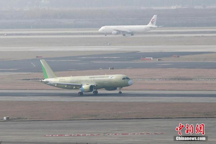 2019年12月27日，中國商飛C919大型客機(jī)106架機(jī)(前)從浦東機(jī)場第四跑道起飛。 <a target='_blank' href='/'>中新社</a>記者 殷立勤 攝