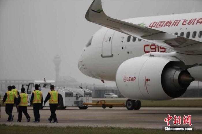 2017年5月5日，中國國產(chǎn)大型客機(jī)C919將在上海浦東國際機(jī)場首飛。圖為C919靜待首飛。楊駿 攝