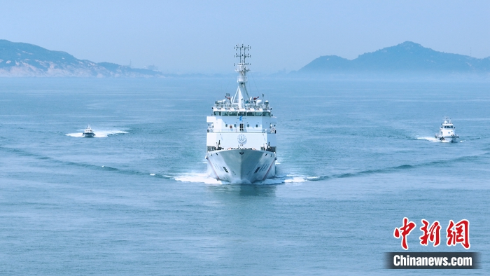 8月2日，臺(tái)灣海峽首艘大型巡航救助船“海巡06”輪與其他海巡船艇組成編隊(duì)，駛?cè)敫＝喜亢Ｓ?。海事供圖 