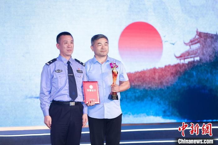 2021年度慈孝人物頒獎盛典現(xiàn)場?！　≈鬓k方供圖