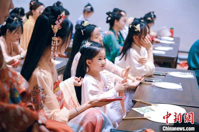 圖為游客在“宮宴”體驗(yàn)傳統(tǒng)文化?！m宴供圖