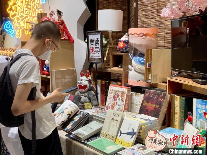 圖為更讀書社東城隆福店?！⌒戽?攝
