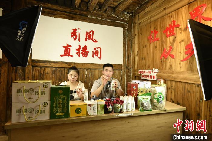 福建農(nóng)林大學(xué)學(xué)生直播推介閩清農(nóng)產(chǎn)品?！∈Y祖德 攝
