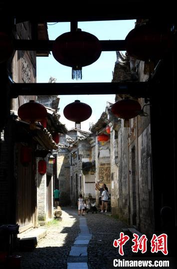 游客參觀和平古鎮(zhèn)老建筑?！⊥鯑|明 攝