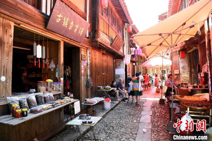 和平古鎮(zhèn)里的商業(yè)古街區(qū)?！⊥鯑|明 攝