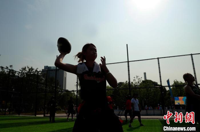 炎炎盛夏絲毫抵擋不住市民戶外健身的熱情?！珡┛?攝