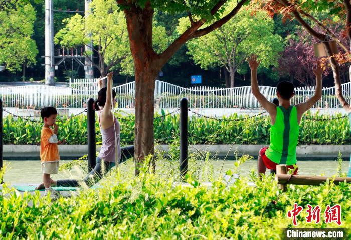 市民在蘇州河畔做瑜伽?！珡┛?攝