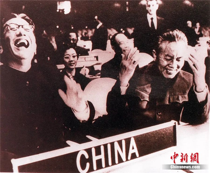 1971年10月25日，聯(lián)合國(guó)大會(huì)全體會(huì)議高票通過(guò)《恢復(fù)中華人民共和國(guó)在聯(lián)合國(guó)的合法權(quán)利》的決議，喬冠華(左)和黃華(右)在聯(lián)大中國(guó)代表席上。<a target='_blank' href='/'>中新社</a>發(fā)