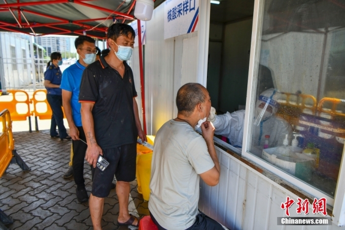 圖為在?？谛潞８鄞a頭，離島貨車司機進行核酸采樣。 <a target='_blank' href='/'>中新社</a>記者 駱云飛 攝