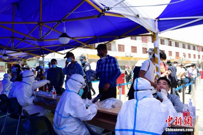 8月9日，西藏拉薩，市民在城關區(qū)八廓街道魯固社區(qū)的核酸檢測現(xiàn)場進行核酸檢測。 <a target='_blank' href='/'>中新社</a>記者 貢嘎來松 攝