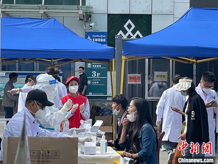 圖為西藏自治區(qū)人民醫(yī)院醫(yī)生正進行核酸檢測?！≮w朗 攝