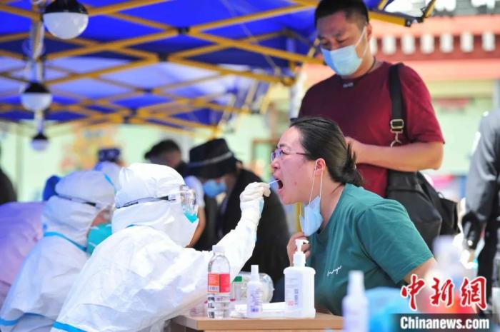 8月9日，西藏拉薩市民在城關(guān)區(qū)八廓街道魯固社區(qū)的核酸檢測現(xiàn)場進行核酸檢測。記者 貢嘎來松 攝