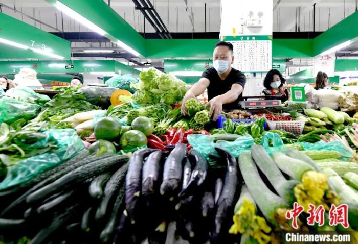 8月9日，拉薩市一農(nóng)貿(mào)市場內(nèi)，經(jīng)營者正在擺放菜品。據(jù)拉薩市官方當日召開的新聞發(fā)布會消息，拉薩生活必需品儲備充足。記者 李林 攝