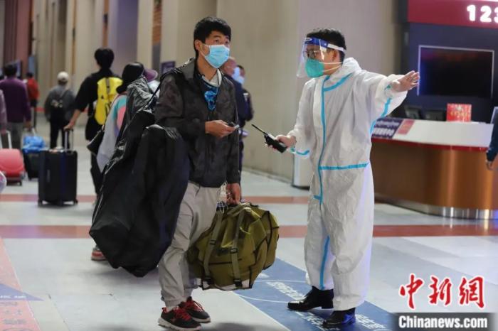 8月9日，拉薩火車站工作人員引導旅客進站。<a target='_blank' href='/'>中新社</a>發(fā) 李海星 攝