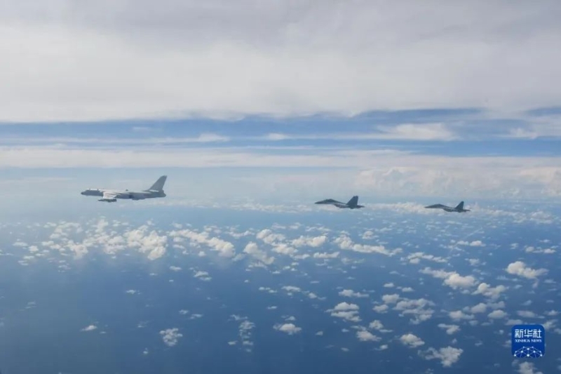 8月7日，中國人民解放軍東部戰(zhàn)區(qū)按計(jì)劃，繼續(xù)在臺(tái)島周邊?？沼蜻M(jìn)行實(shí)戰(zhàn)化聯(lián)合演訓(xùn)。這是戰(zhàn)機(jī)編隊(duì)飛行。圖片來源：新華網(wǎng) 李秉諭 攝