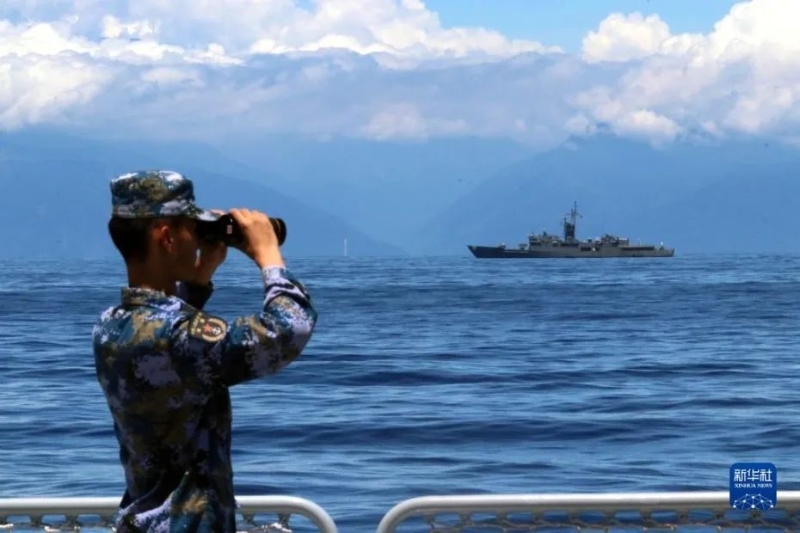 8月5日，中國人民解放軍東部戰(zhàn)區(qū)海軍繼續(xù)在臺(tái)島周邊海域展開實(shí)戰(zhàn)化訓(xùn)練。這是某艦官兵在瞭望觀察。新華社發(fā) 林健 攝