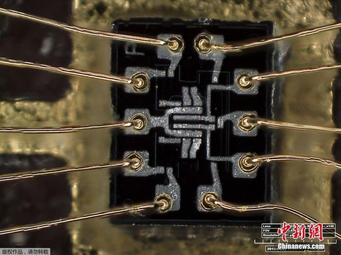 資料圖：美國史密森尼國家航空航天博物館公布了一組照片，展示了有關阿波羅任務的相關圖片。圖為用于阿波羅的硅芯片內(nèi)部的雙、三元素或非門的微觀結構的照片。