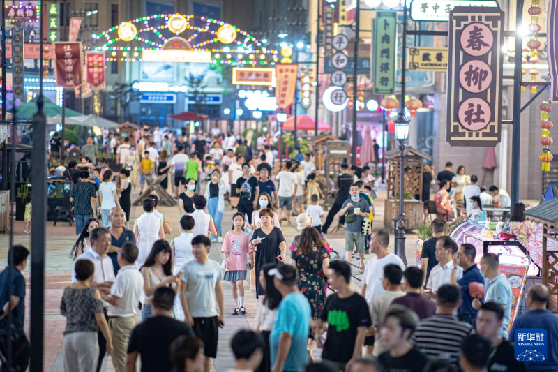 7月2日，游客在武漢漢口北夜市上休閑消費(fèi)。（圖源：新華社）