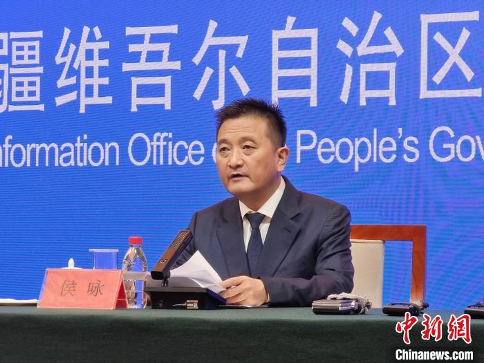 11日晚間，烏魯木齊市人民政府副市長(zhǎng)侯詠通報(bào)該市疫情及應(yīng)急處置工作情況?！埱?攝