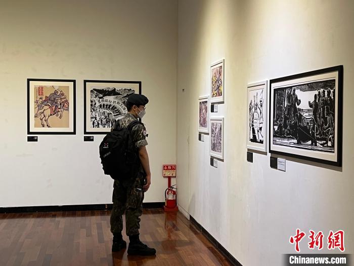 圖為觀眾在參觀展覽?！⑿?攝
