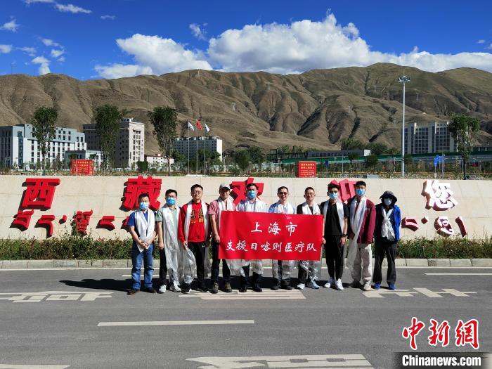 圖為上海疫情防控專家團(tuán)隊(duì)一行10人抵達(dá)拉薩貢嘎機(jī)場(chǎng)。　上海市第十批援藏干部人才聯(lián)絡(luò)組供圖