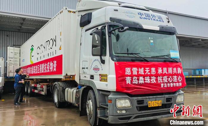 圖為滿載防疫物資的集裝箱運(yùn)輸專用車從青島市市級(jí)醫(yī)藥物資儲(chǔ)備庫駛出，開往西藏日喀則市桑珠孜區(qū)?！∏鄭u市第十批援藏干部人才組供圖