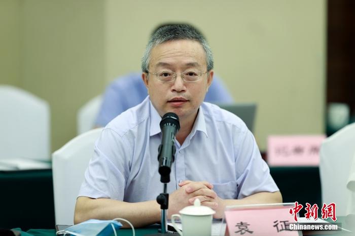 8月12日，多位大陸臺灣問題專家在北京表示，美國眾議院議長佩洛西竄訪臺灣再次暴露美國“以臺制華”和民進黨當局“倚美謀獨”的險惡用心，嚴重損害臺海和平及亞太穩(wěn)定。大陸反制措施及時必要、合理合法，反“獨”促統(tǒng)步伐向前推進，今后也不會后退。中國社會科學院臺灣研究所當天舉辦“新時代中國統(tǒng)一事業(yè)”智庫論壇，30余位臺灣問題專家與會研討，佩洛西竄訪臺灣成為與會者關(guān)注的議題之一。圖為中國社會科學院美國研究所副所長袁征出席論壇。 <a target='_blank' href='/'>中新社</a>記者 盛佳鵬 攝