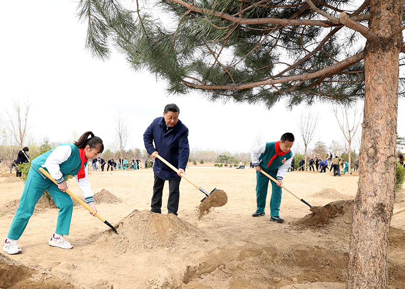 　2022年3月30日，習(xí)近平等黨和國家領(lǐng)導(dǎo)人來到北京市大興區(qū)黃村鎮(zhèn)參加首都義務(wù)植樹活動。這是習(xí)近平同大家一起植樹。