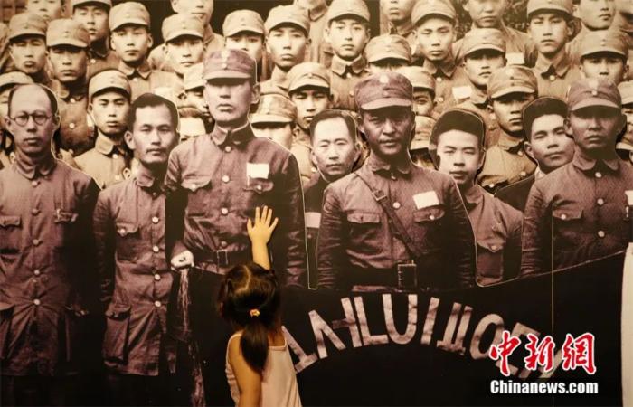 2012年8月10日，一位兒童在中國(guó)人民抗日戰(zhàn)爭(zhēng)紀(jì)念館內(nèi)“在中國(guó)的韓人抗日武裝斗爭(zhēng)”展覽前駐足。<a target='_blank' href='/'>中新社</a>記者 劉關(guān)關(guān) 攝