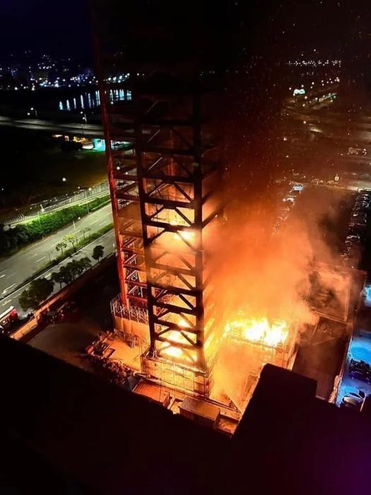 臺灣新北市一處新建工地起火。圖片來源：臺灣聯(lián)合新聞網(wǎng) 記者翁至成翻攝