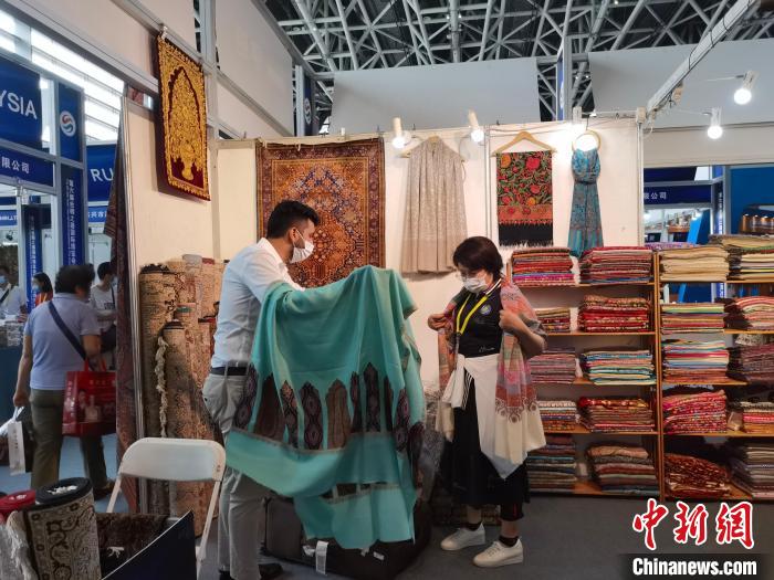 圖為參展商正在推介產(chǎn)品?！钣㈢?攝