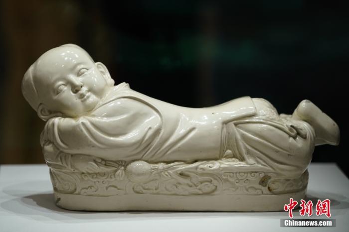 圖為國家一級文物北宋定窯白釉孩兒枕。 <a target='_blank' href='/'>中新社</a>記者 崔楠 攝