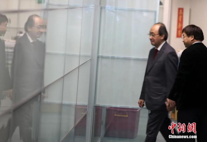 圖為臺當局“立法院”民進黨黨團總召集人柯建銘(左一)。<a target='_blank' href='/'>中新社</a>記者 董會峰 攝